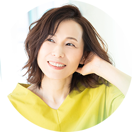 白髪がすぐに目立つ。でも、暗く染め続けるのはやめたい。